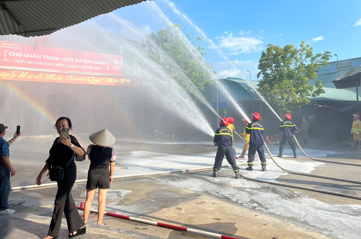 Công an quận Hồng Bàng: Thực tập Phương án chữa cháy và cứu nạn, cứu hộ tại chợ Quán Toan ( Khu đô thị Long Sơn)